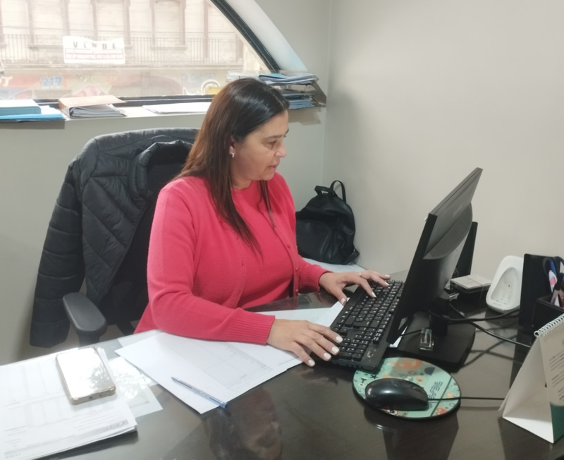 Equipo administrativo de Plaza Vision operando el sistema